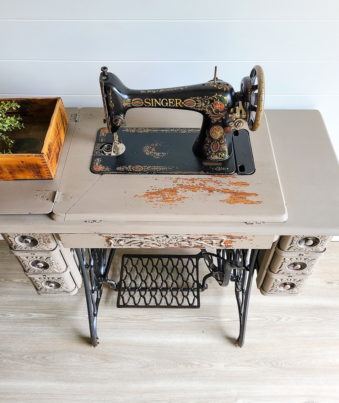 Vintage Singer Sewing Machine and Table： Top Picks for Collectors