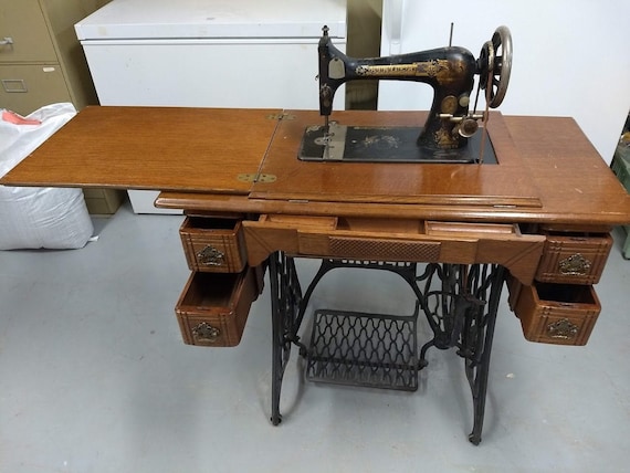 Vintage Singer Sewing Machine and Table： Top Picks for Collectors